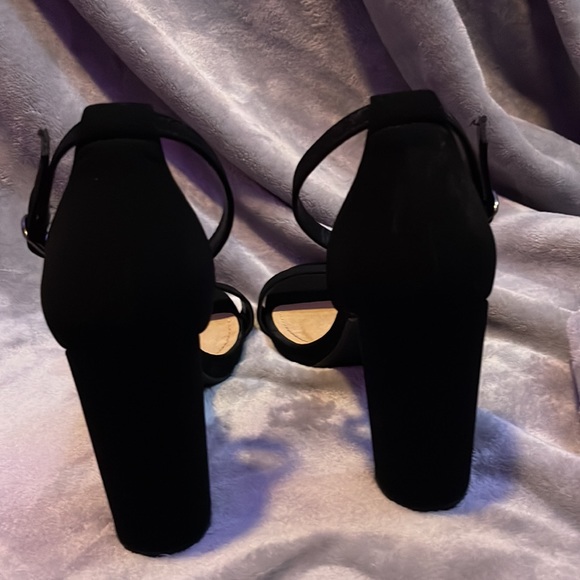 black heels - Picture 4 of 4